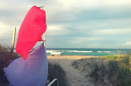 Znate li šta znači kada na plaži vidite ŽUTU ZASTAVU SA CRNOM TAČKOM? Ne ignorišite ovo upozorenje!