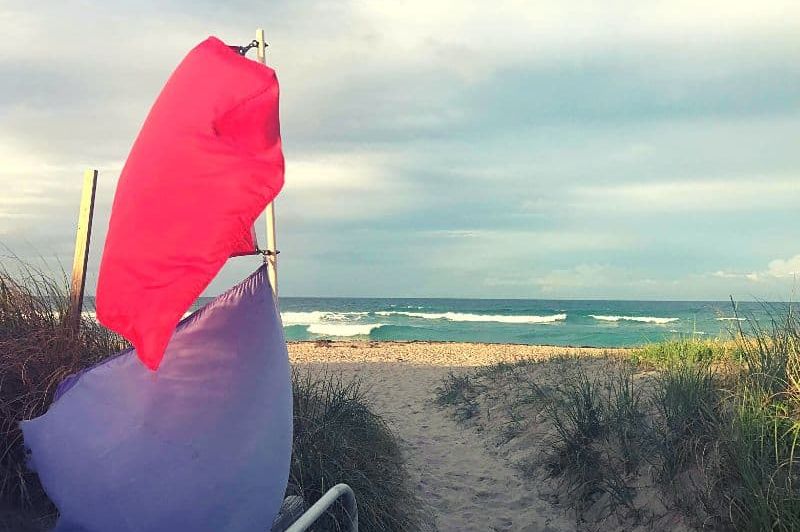 Znate li šta znači kada na plaži vidite ŽUTU ZASTAVU SA CRNOM TAČKOM? Ne ignorišite ovo upozorenje!