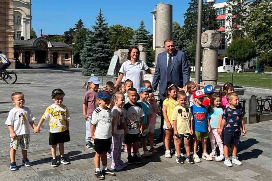 Dodik na Twitteru: Radni dan sam započeo susretom s najmlađim građanima Republike Srpske
