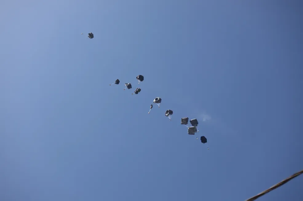 Humanitarna pomoć dostavljena padobranima: Očajnički pokušaji da se spasi gladno stanovništvo Gaze