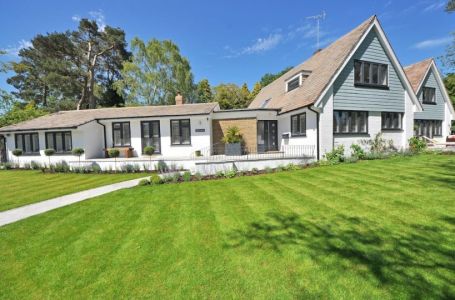 Vaš travnjak će rasti gušći i zeleniji ako ga u augustu pospete ovim sastojkom - svi ga imamo u kući