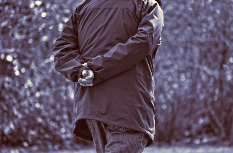 Psiholog objasnio kakvi su zapravo ljudi koji drže ruke iza leđa kada hodaju ili stoje