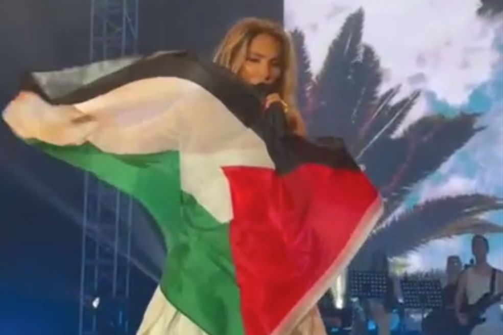 Senidah u prepunoj Skenderiji u Sarajevu istakla palestinsku zastavu