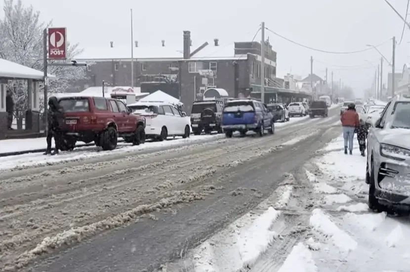Ogroman snijeg pao tamo gdje ga niko nije očekivao: Ovo nije viđeno decenijama, saobraćaj je...