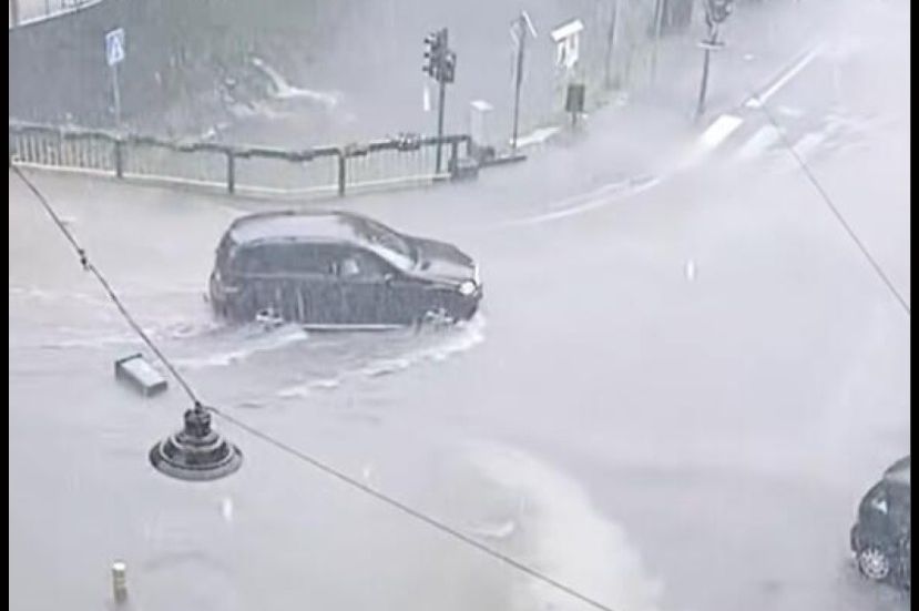 SNAŽNO NEVRIJEME U BH. GRADU: Ulice pod vodom, neviđeni haos (VIDEO)