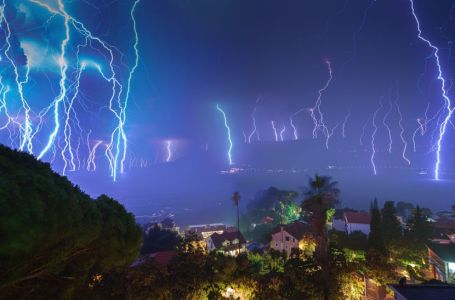 Snažno nevrijeme u našem komšiluku: Sve ličilo na "smak svijeta", automobili propali "u zemlju"