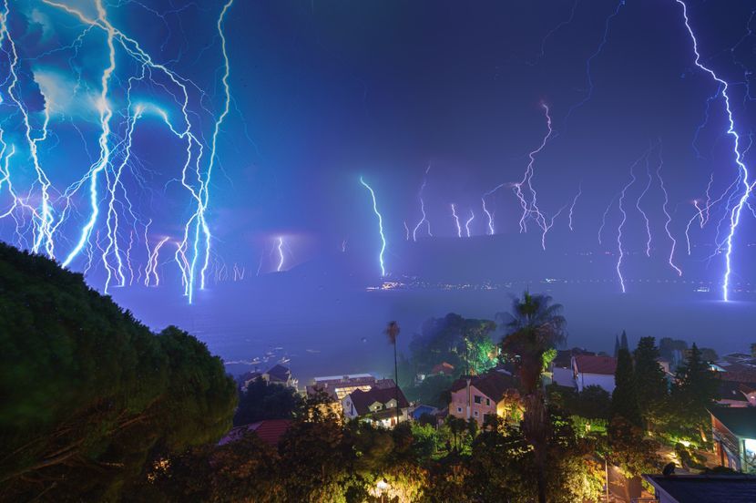 Snažno nevrijeme u našem komšiluku: Sve ličilo na "smak svijeta", automobili propali "u zemlju"