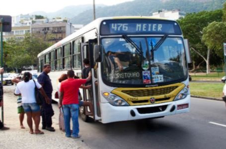 Bizarno: Djevojka umrla u autobusu, na njenom tijelu našli 26 iPhone uređaja!?