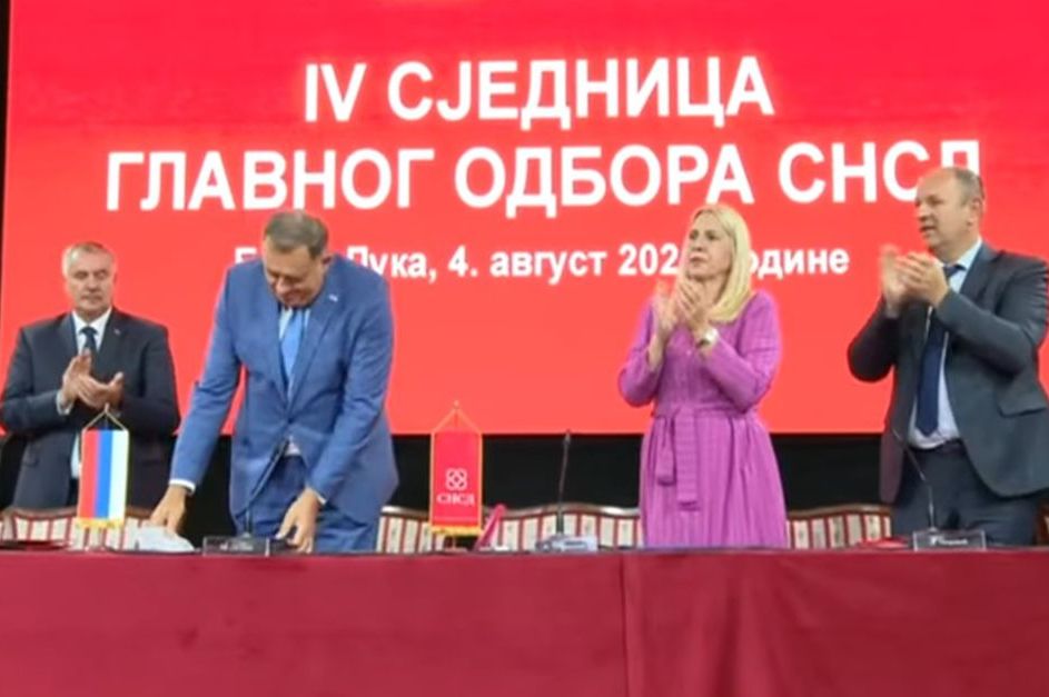 Pogledajte scene u Banjoj Luci kada je Dodik izašao za govornicu (VIDEO)