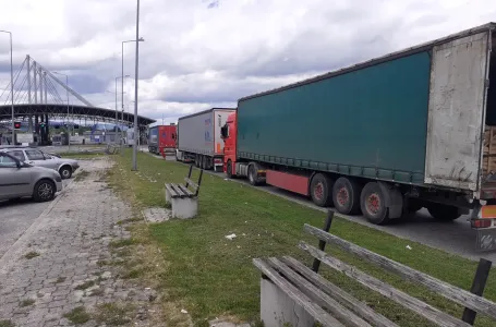 Na GP Izačić duga kolona putničkih vozila na izlazu iz BiH