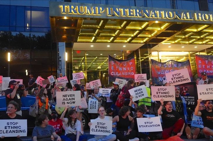 Jevrejsko-američka grupa protestuje ispred Trampovog hotela: "Prestanite izgladnjivati Gazu"