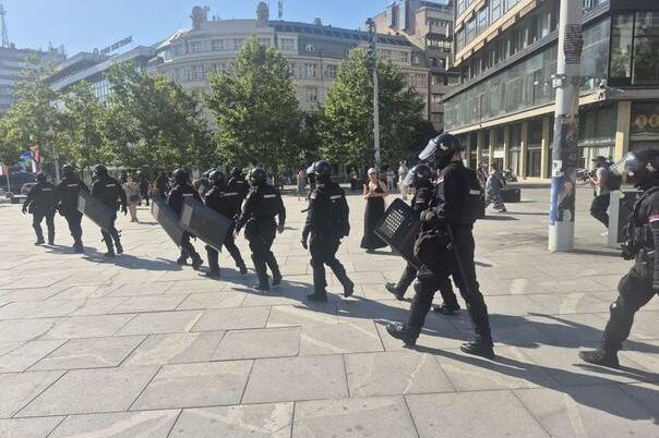 Vučićevo pomilovanje zapalilo ulice: Novi haos ispred SNS prostorija!