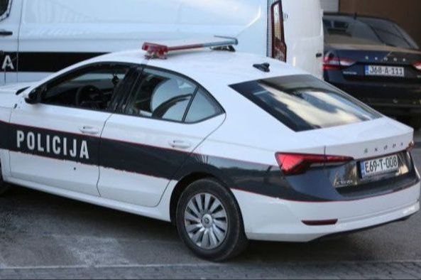 Teška nesreća kod Gradačca, vozač mopeda preminuo nakon sudara s automobilom