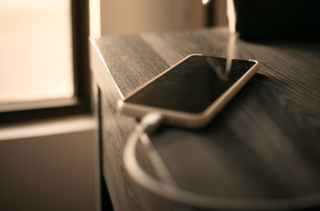 Punite li mobitel tokom cijele noći? Stručnjaci upozoravaju zašto to trebate odmah prestati raditi