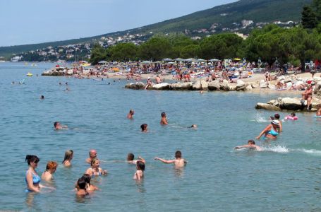 Grad na Jadranu puca po šavovima: Turisti preplavili grad, plaže zatrpane, A OVO SU CIJENE