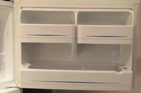 Jedan mali uređaj iz kupatila otapa led iz zamrzivača bukvalno za 10 minuta. Jeste li već probali?