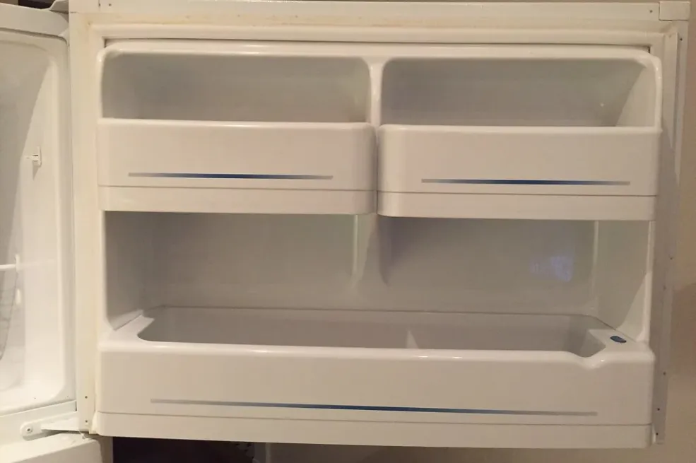 Jedan mali uređaj iz kupatila otapa led iz zamrzivača bukvalno za 10 minuta. Jeste li već probali?