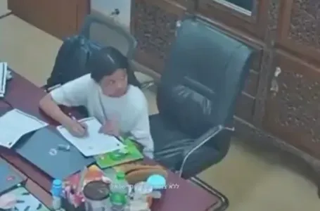 Zemljotres u Turskoj: Pogledajte trenutak kada se žena spasila sakrivši se ispod stola