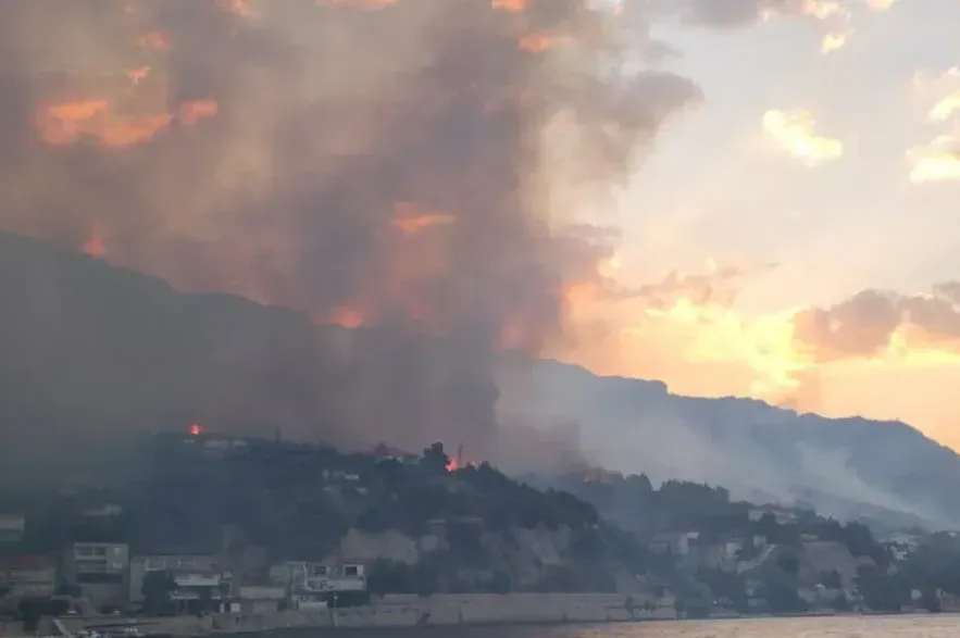 Veliki požar kod Jesenica u Hrvatskoj: više od stotinu vatrogasaca brani objekte