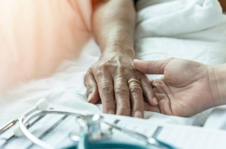 Stručnjaci otkrili: 'Ovaj simptom na rukama pokazuje da je neko blizu smrti'