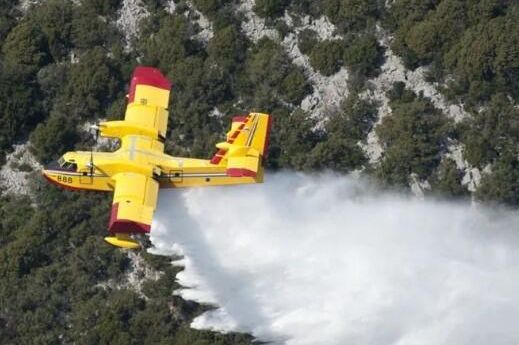 Hrvatski kanader stiže u Crnu Goru i pojačava gašenje požara na primorju