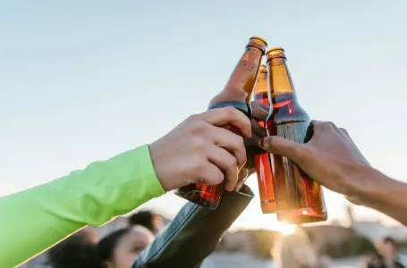 Zašto su pivske flaše zelene ili braon: odgovor je u svjetlu i istoriji