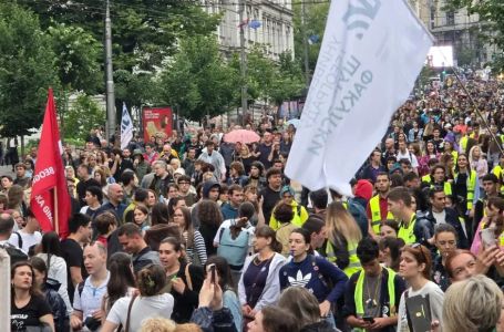 Protesti širom Srbije: Okršaji u Beogradu, Novi Sad pogođen pirotehnikom