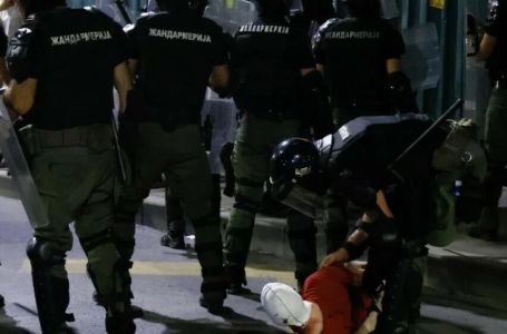Fotografija na kojoj policajac tuče ženu u Beogradu obišla svijet: Oglasio se MUP