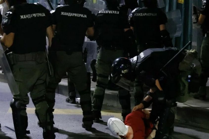 Fotografija na kojoj policajac tuče ženu u Beogradu obišla svijet: Oglasio se MUP