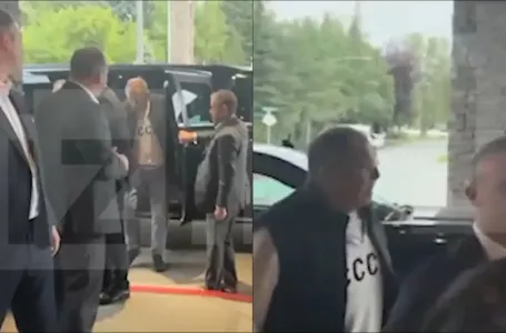 Lavrov stigao na Aljasku: Svi gledaju u natpis na njegovom džemperu, EVO ŠTA PIŠE