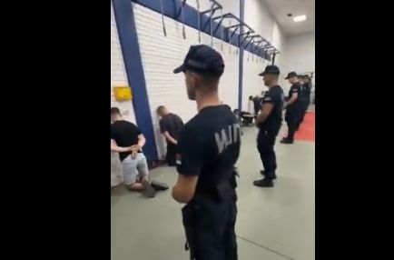 Kleče, okrenuti ka zidu: Snimak uhapšenih demonstranata izazvao bijes građana (VIDEO)