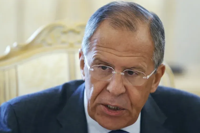 Lavrov izazvao pažnju u Aljasci: pojavio se s natpisom “CCCP” na majici