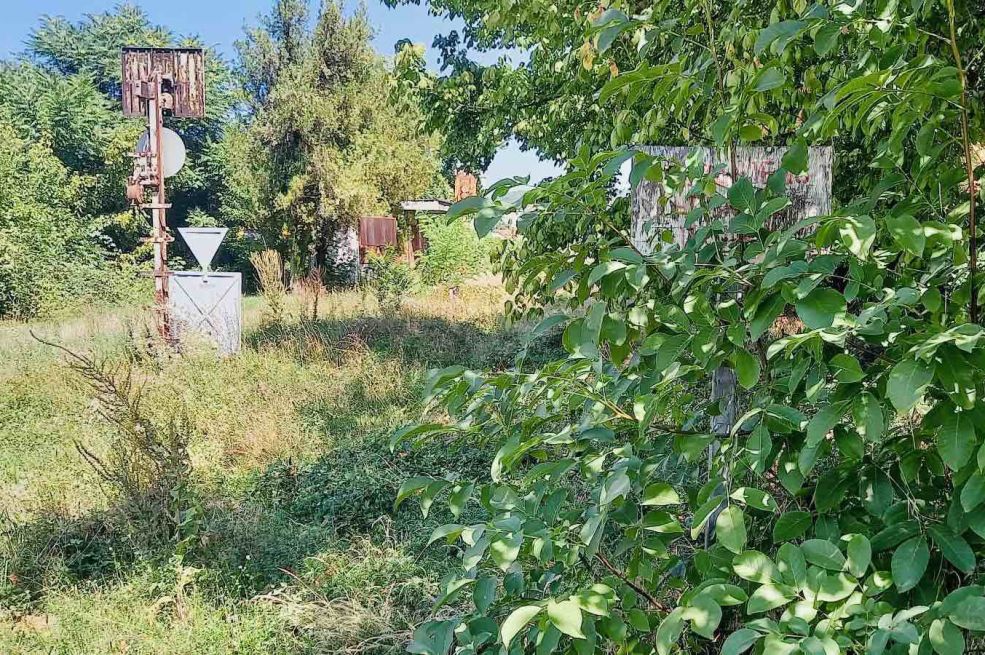 Tuzla već šest godina bez putničkih vozova — zarasle pruge postale nova “atrakcija”