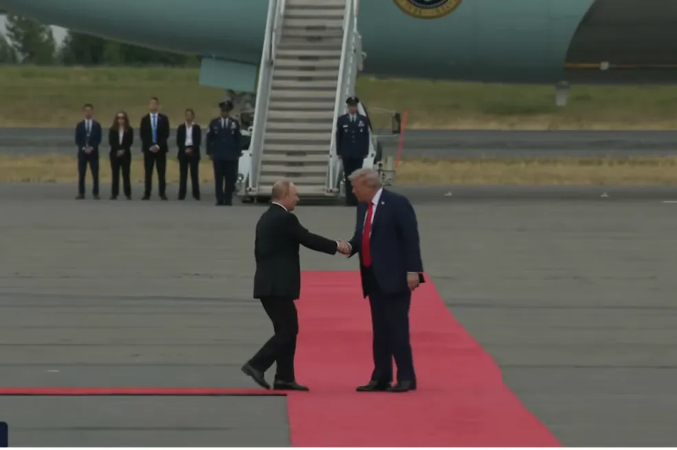 ČITAČI SA USANA OTKRILI: Evo šta je Trump rekao Putinu kad ga je ugledao