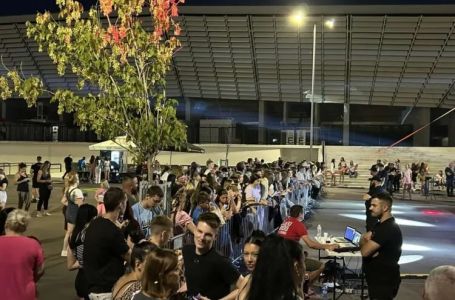 PREKINUT KONCERT JELENE KARLEUŠE u Loznici: Evakuisala je policija, "GUBI SE ODAVDE"