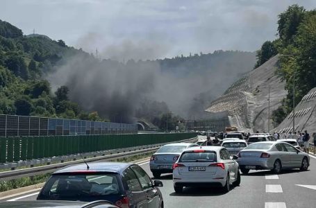 Zatvoren saobraćaj u tunelu Ivan, zapalio se automobil