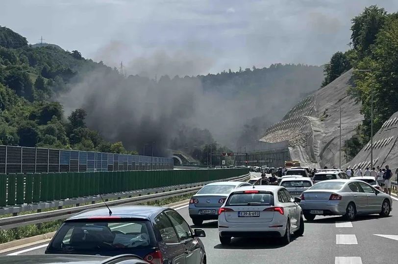 Zatvoren saobraćaj u tunelu Ivan, zapalio se automobil