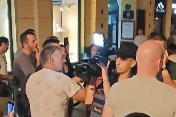 UNS osudio napade na ekipu Informera u Novom Sadu: "Sloboda medija nije teret"