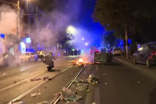 Srbija tone u haos: Protesti, nasilje i potpuna medijska blokada