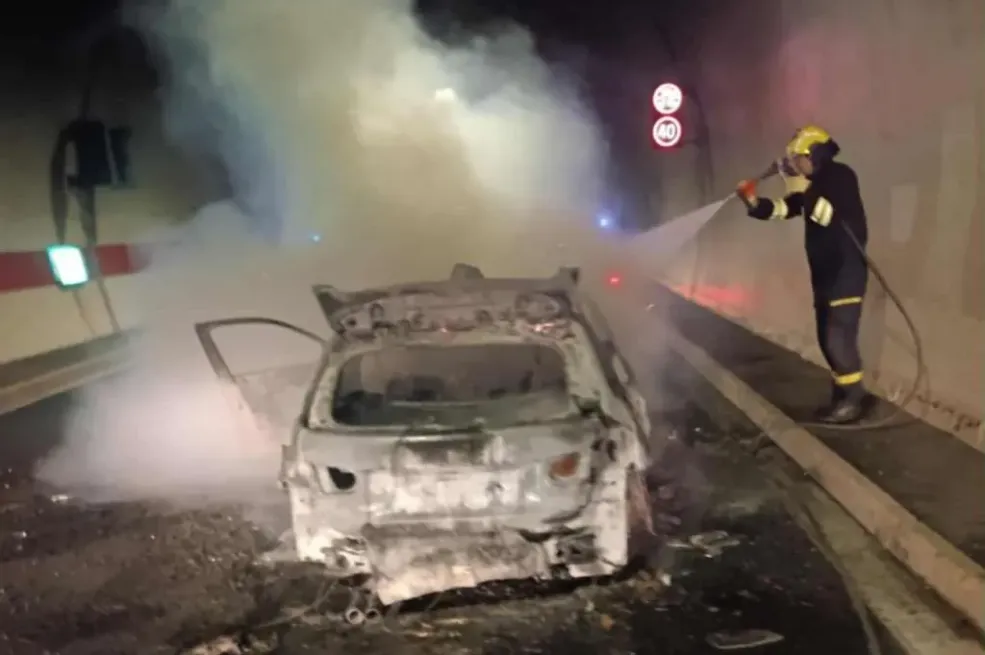Nema ozlijeđenih u požaru automobila u tunelu Ivan, nastale velike gužve