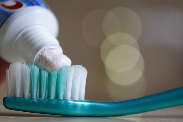 Naučnici planiraju pastu za zube od keratina iz ljudske kose — čudo ili…?