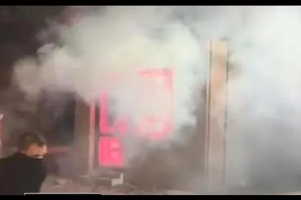 UŽAS U VALJEVU! Blokaderi zapalili prostorije SNS-a u zgradi gdje žive porodice