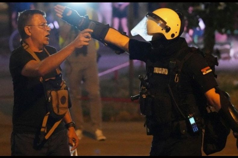 RAT NA ULICAMA SRBIJE: Beograd gori, Vučić šalje policiju na narod i NEGIRA