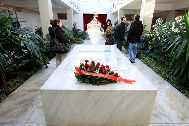 Molotovljev koktel bačen na Kuću cvijeća: Policija brzo reagovala, počinitelj uhapšen