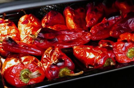 Pečene paprike bez muke: Trik koji skida ljusku kao od šale