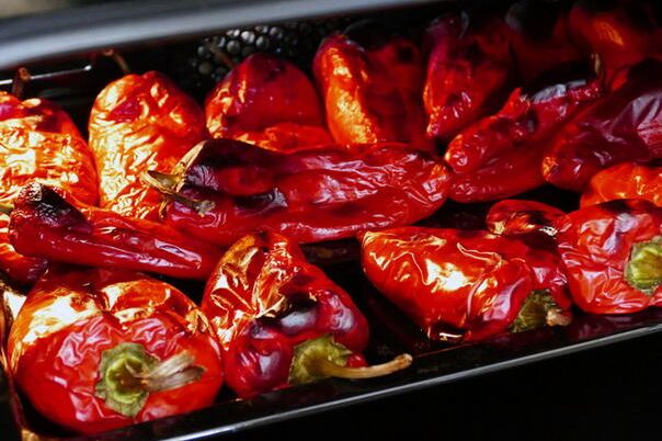 Pečene paprike bez muke: Trik koji skida ljusku kao od šale