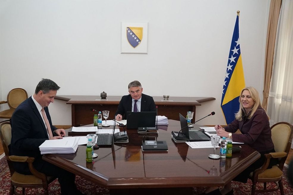 Predsjedništvo usvojilo budžet, Cvijanovićeva preglasana