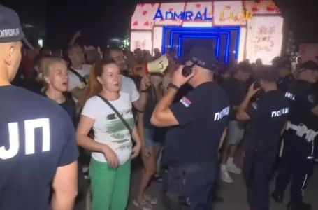 Protesti u Srbiji: Pogledajte kako se građani i pristalice SNS-a u Zaječaru dovikuju preko kordona