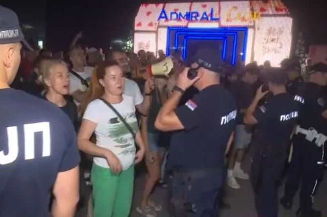 Protesti u Srbiji: Pogledajte kako se građani i pristalice SNS-a u Zaječaru dovikuju preko kordona