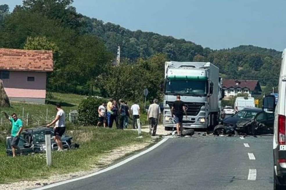 Teška nesreća u BiH: Jedno vozilo u kanalu, drugo potpuno polupano